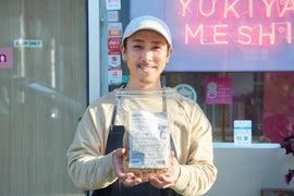 YUKIYAMESHIの店先でLOVEGのソイミールを手に持つ人