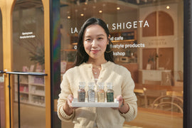 SHIGETAの店先でLOVEGのスパイス4種を載せたトレイを持つ人