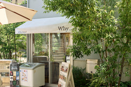 木々に囲まれたWhy＿?の店舗外観